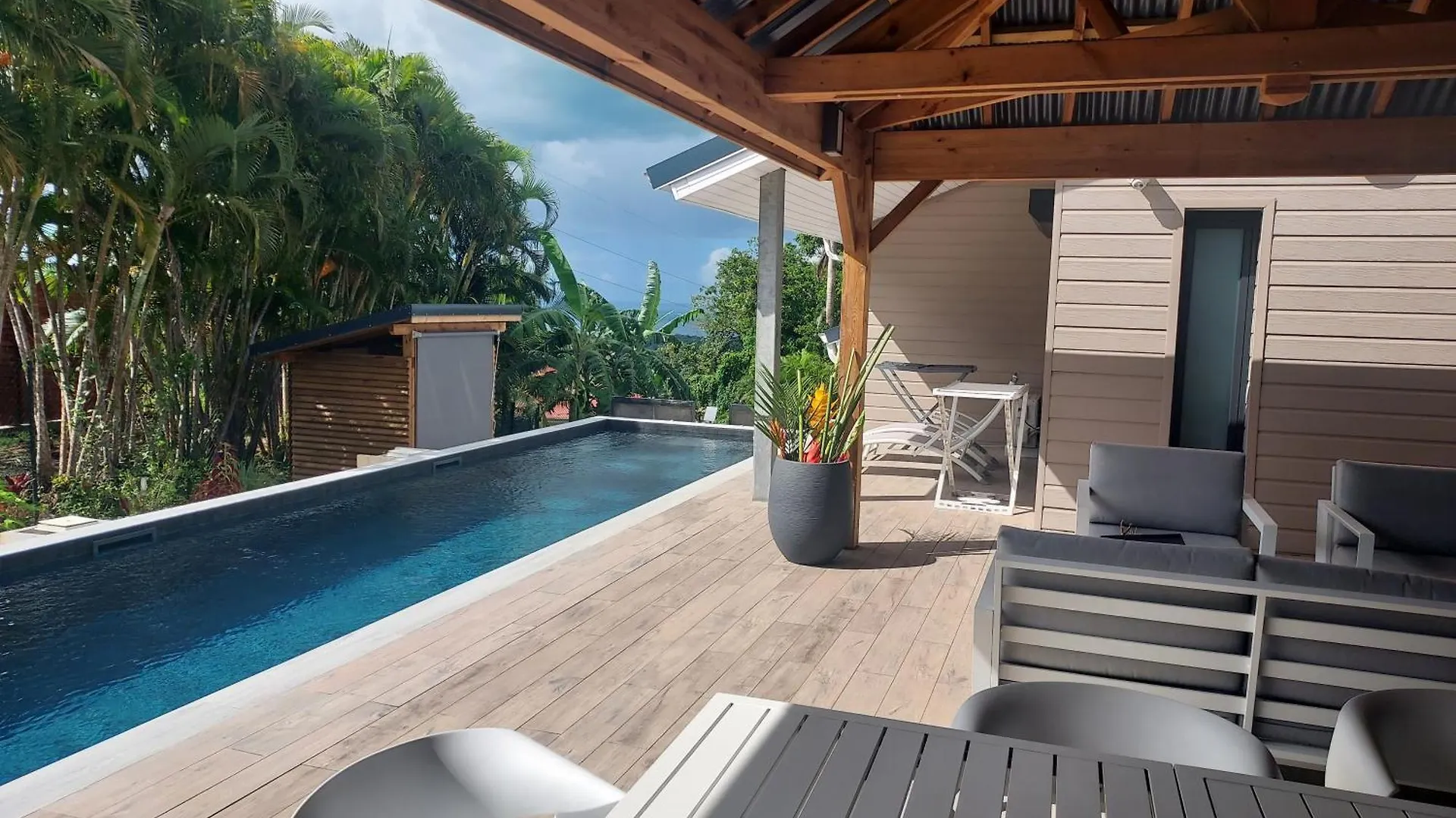 Le Petit Paradis Sainte-Rose Bed & Breakfast