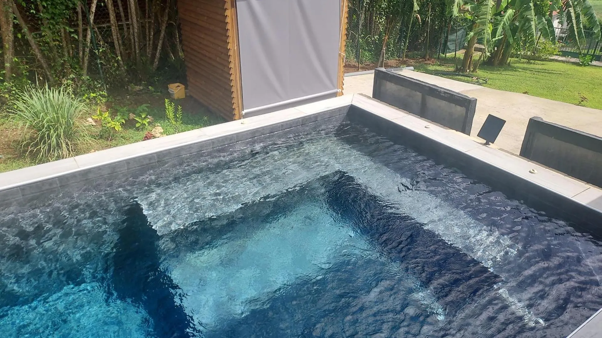 Le Petit Paradis Sainte-Rose Bed & Breakfast