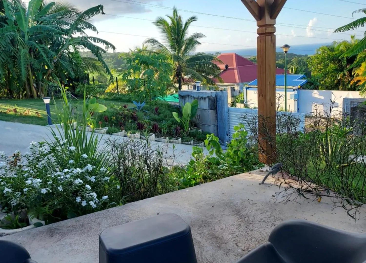 Le Petit Paradis Sainte-Rose Bed & Breakfast