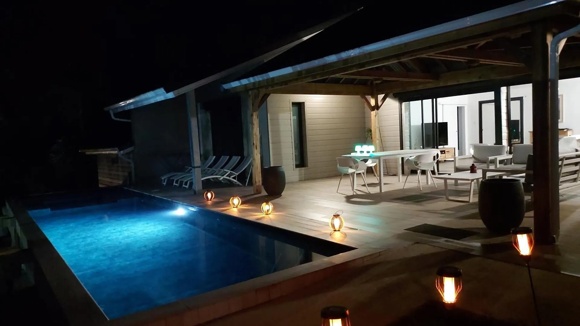 Le Petit Paradis Sainte-Rose Bed and breakfast